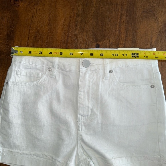 NWT Copper Key White Mid Rise Rolled Cuff Frayed Hem Denim Shorts Size 5 - Picture 8 of 9